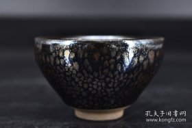 《建盏》一件 全新 样式精美 底部“兰掌柜 ”款 尺寸：8.7*8.7*5.4CM 建盏是中国宋代八大名瓷之一。 建盏因产地为宋建宁府瓯宁县，又因瓯宁县为建安附属县，故此称为建盏。