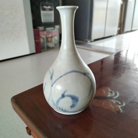 朝鲜李朝时期 青花净瓶 高14肚径8cm瓶。保真。
