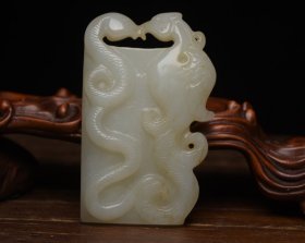和田玉龙凤呈祥 规格: 6.8×4.3×1.1厘米，重 62克。 玉质温润细腻，沁色自然，刀功老道，皮壳包浆一流，雕刻生动，线条流畅，品相完美！