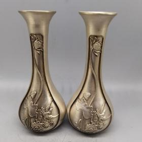 铜鎏银荷花花瓶，形制端正，通体光素，色泽雅致