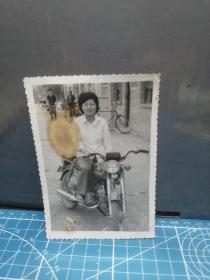 老女士骑摩托车照片