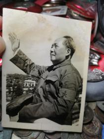 毛主席照片，毛主席戴红卫兵袖标照片，老照片，照片上方有瑕疵