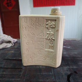 佳酿之祖，世传杜康，“杜康台”陶瓷酒瓶收藏，器型独特（客厅酒瓶架上）