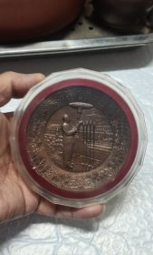 1993年金币总公司出品的伟人紫铜大章，开国大典纪念章，直径8.8厘米，厚度3.1厘米。背面带金币总公司防伪篆字印，保证正品。配有原包装盒，品相完好无瑕疵。适合收藏，极具纪念价值！