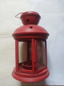 一个红色小铁灯笼（有一面小玻璃缺失，底座有说明，请自定上顶有点污渍。尺寸如图）