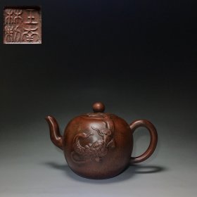 精品珍藏紫砂壶 品茗：龍珠 底款：王南林 材质：紫砂 容量：460cc 出水孔：独孔 尺寸: 17/11cm 底款介绍：王南林.清代乾隆年间,紫砂壶艺人、陶瓷艺人,有《素身圆清壶》传世。号南林，家羽后身，即自诩为唐代茶圣陆羽的后裔，紫砂著名大师之一，善制茗壶等砂器。造型刻意仿古，以商、周、秦汉青铜器为蓝本，镌刻古雅精美，且件件结构匀称。喜用紫砂团泥制作，成品如古金铁。