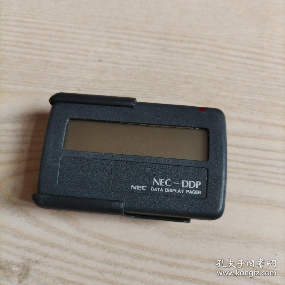 NEC传呼机R4N4-6B编号N48423733ZZ，装上电池红灯亮，有滴滴声，电池盖缺少个小角，不知能否正常使用，介意者勿拍。