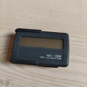 NEC传呼机R4N4-6B编号N48423733ZZ，装上电池红灯亮，有滴滴声，电池盖缺少个小角，不知能否正常使用，介意者勿拍。