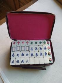 日本赛璐璐白色麻将140张（多4张白板备用牌）（白色赛璐璐少见）高2.8厘米，宽2.1厘米，厚1厘米。