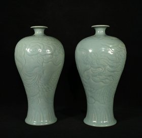 汝窑清凉寺御制雕刻龙凤纹梅瓶，高28×15.5厘