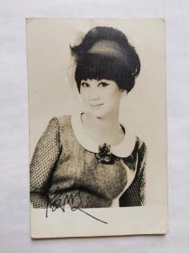 凌波，黑白照片一张，香港六十年代邵氏电影公司著名女演员。艺名小娟，邵氏制片厂赠