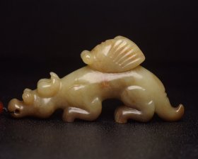 古玉精品收藏，和田玉猪龙 特价 规格:10×4.8×1.7厘米 重 109克。 玉质细腻温润，造型精致大方，雕工精湛，包浆古朴自然，有着重要的历史文化内涵，极具收藏。