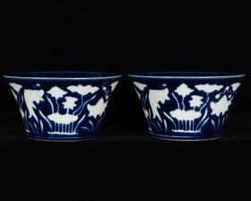 明宣德霁蓝釉雕刻留白鱼藻纹马蹄碗