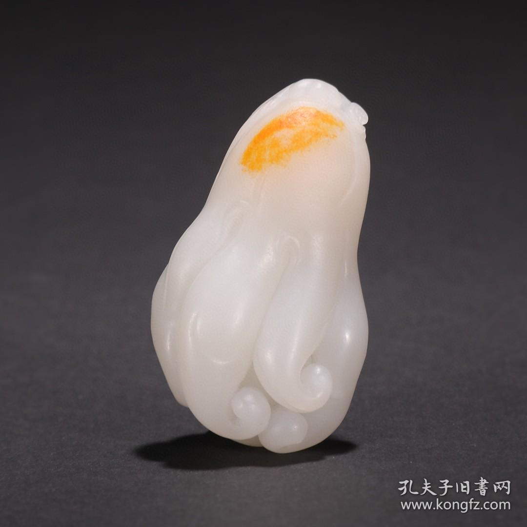 和田玉籽料佛手型挂件尺寸：高6.2宽3.7厚2.7cm重74g精选和田玉籽料，玉质温润、白度一级，油性十足、雕就佛手、透雕技法、寓意好、把玩舒适、包浆醇厚、收藏精品