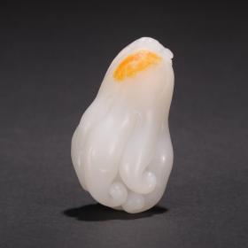 和田玉籽料佛手型挂件尺寸：高6.2宽3.7厚2.7cm重74g精选和田玉籽料，玉质温润、白度一级，油性十足、雕就佛手、透雕技法、寓意好、把玩舒适、包浆醇厚、收藏精品