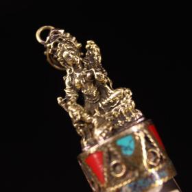 珍藏西藏收绿度母祖九眼至纯天珠挂坠
高10厘米 宽2厘米 重58克