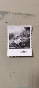 老照片: 上世纪1975年国庆 兰州五泉山留影 照片