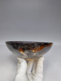 南宋蝴蝶纹盏，鹧鸪斑，形制典雅称手，品相完美无瑕，茶台沏茶瞬间有穿越时空的感觉。
