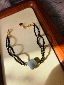 天然贝母四叶草手链链条是尖晶石的diy设计款
感兴趣的话点“我想要”和我私聊吧～