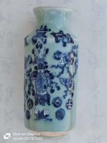 大清雍正年制款豆青青花加白瓶。顺丰快递费用到付