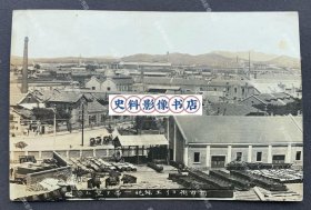 【青岛旧影】1928-1929年间 从青岛“新市街”远望台东镇西侧“工场地”之全景 原版老照片一枚（照片近处为1918年6月三菱株式会社青岛支店创办三菱油坊，今辽宁路98号；近景路段为现在华阳路辽宁路路口，左边开大门的是和田制材所。1914年日本占领青岛后，将辽宁路与广州路，台西镇间的高地辟为佳宅及商业区，形成新市街；为了促进青岛工业发展，在台东镇西侧划出专门区域作为工场地。）