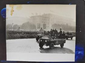 毛主席在吉普车上会见红卫兵老照片，厚纸麻面泛银