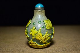 琉璃套料手工雕刻鼻烟壶