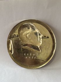 一九六九年【国庆 多彩礼花 夜光像章】共和国成立20周年纪念章1949–1969年，工艺非常漂亮，4种颜色的花瓣9朵花，代表49年中华人民共和国成立，国庆、20、花蕊都是夜光的，晚上看非常漂亮，直径:10.1厘米，代表10月1日国庆节，精心设计的非常完美，精工细作，保老保真、非常少见难得！