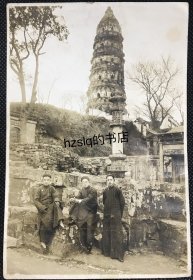 【照片珍藏】民国1943年苏州虎丘塔旁众人留影及周边景象，背面标注日期。老照片取景规整，画面清晰、较为难得