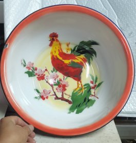 【七十年代大众牌五彩大公鸡搪瓷脸盆，国画元素象征吉祥富贵】 五彩大公鸡图案，经典设计，搭配国画中的公鸡与梅花，寓意吉祥富贵。公鸡象征大吉大利、升官发财，是收藏与实用佳品。整体保存较好，边沿有小剥漆，但整体干净完整，直径34厘米，高12厘米。底款：福州搪瓷厂1974-1-1 感兴趣的朋友欢迎联系，绝对不容错过的好物！