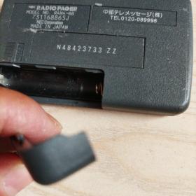 NEC传呼机R4N4-6B编号N48423733ZZ，装上电池红灯亮，有滴滴声，电池盖缺少个小角，不知能否正常使用，介意者勿拍。