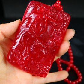 珍藏1完美高冰精工雕刻【虎牌】 规格：85*56*16mm 水头足，质地细腻纯净无瑕疵，颜色为纯正、明亮、浓郁、非常漂亮。