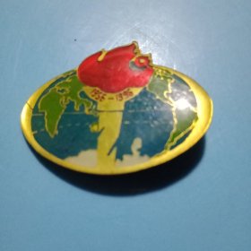1996年《中国航天工业创建40周年》铜质纪念章1枚（此《纪念章》呈椭圆形，3.5×3.5厘米；主体为美丽的地球矗立一支巨大的火炬，红色的火苗构成了“40”，火把之把手上注有“1956——1996”字样。其设计新奇，构思绝妙，堪称纪念我国航天工业之绝佳藏品。网上唯一，先购先得。买家慧眼，莫失良机）