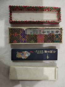 八十年代歙县徽墨厂生产钱慧安“南极星辉”图徽墨一根，外附锦套，原盒