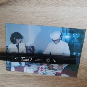 华人 任峻瑞博士参观烤鸭技艺。照片一张。