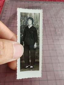 美女老照片，衣服印为人民服务，黑白相片像片