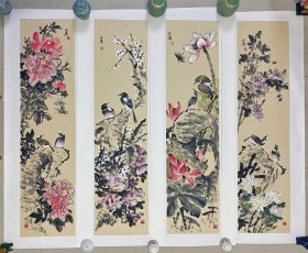 花鸟画，四条屏，写意画法，中书院研究员刘军防的真人真迹纯手绘作品，本人承诺假一赔万，支持第三方鉴定。老师的花鸟画非常漂亮，画的很灵动，惟妙惟肖，写意画看整个构图，笔法苍劲有力，浓淡干湿焦。尺寸：1.38×34公分，四尺对开的四条屏，不是小尺副的哦，家里客厅，卧室，书房，玄关，餐厅都可悬挂，宣纸画心已经托底了，回家可以直接装框，不用再装裱了，过年过节送礼，备有面子！