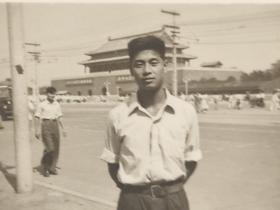 50年代帅哥北京天安门前泛银照片(空军运动员张惠茵相册)