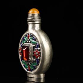 旧藏西藏收藏银镶嵌红宝石景泰蓝鼻烟壶一个
品相保存完好   做工精细   造型独特
重80克  高9厘米  宽6厘米
