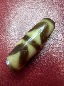 藏传 几百年 Hu Y老天珠 纯手工打磨 不规则圆但接近圆 时代的产物 包浆老道 皮壳熟润 宝光内敛 手感 如糕如脂 脱手欲出 润入胎骨 。长38毫米 直径13毫米