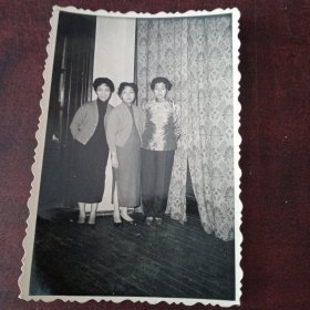 合影老照片一张