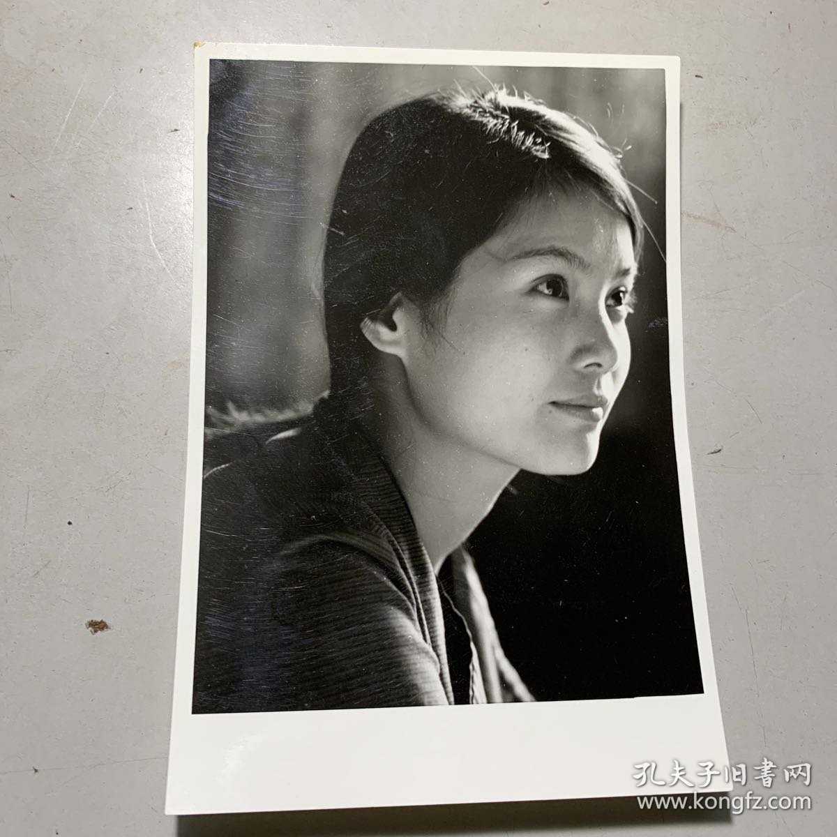 【中影发行放映公司旧藏】八十年代专业摄影师拍摄美女明星黑白反银照片一张