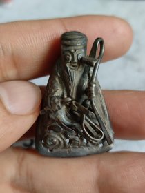 清代老银质寿星帽花，工艺精湛，细节雕刻精致。尺寸看图。适合收藏或装饰，轻微使用痕迹，品相如图。保真保老，如有兴趣请直接联系。