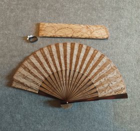 曼纱 日本回流扇扇袋全套 扇高18Cm，展开最宽幅31Cm，小白花扎，竹扇架，扇臂玳色，几乎全新，精致优雅之扇。