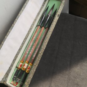 老毛笔（古法胎毫，三支合售）笔杆长18厘米，出峰分别为:3.8、3.3、2.8厘米，中号笔杆和笔尖连接处有一点点瑕疵，具体请阅图，保老保真