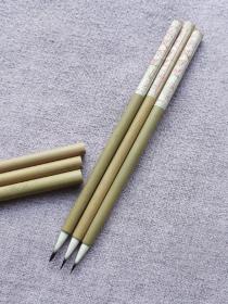 回流80年代上海工艺“东风万里”紫羊兼毫毛笔，小楷写经毛笔，也适合工笔描线等细线条。全新未使用，出锋1.9，直径0.5厘米，这种七紫三羊毛笔通常建议开笔只开紫豪部分或开笔峰的一半，毛头全部泡开不易掌控。100元三支。（说明：竹笔帽顶到笔尖会有点散开，不是没有笔尖，蘸水就有笔尖。）