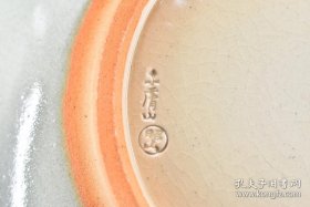 奈良絵 大盐昭山作 《日本赤肤烧传统工艺陶瓷器》饰皿原盒一件 未使用 开片 样式精美 背面有款 尺寸：26.5*26.5*4.5cm 赤肤烧是指以奈良县奈良市赤肤町为中心的西京丘陵一带窑厂生产的陶器。绘图以御伽草子等庶民题材为主。顺丰快递，邮费贵点。