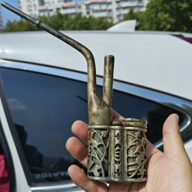 漂亮的水烟袋。松鼠好