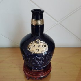 巜皇家礼炮21年苏格兰威士忌瓷酒瓶》