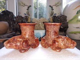 新石器时代翼翅兔形玉尊（一对).古人认为人的命运掌握在天地与祖宗灵魂的手中，所以非常重视祭祀天地与祖先的活动。本器是宫廷玉匠奉王命精心制作用来盛放美酒祭祀天地与祖先的器皿，称为礼器。百度对本器的评语是:“制作工艺精湛，体现了新石器时代玉器制作的最高水平。不仅是新石器时代玉器艺术的杰出代表，更是研究当时社会礼仪，文化信仰等方面的重要实物资料。″本器珍如国宝，珍罕。(谨防假冒)